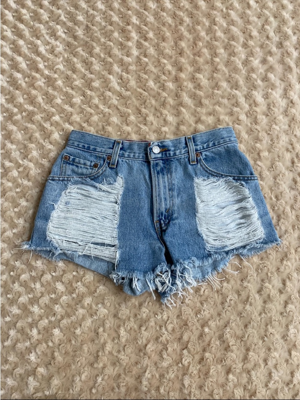 Vintage Levi’s Women 6 Distressed Blue Denim Shorts
